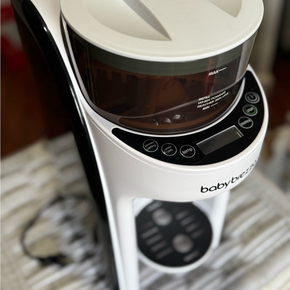 Black and White Formula Dispenser - Picture 2 of 3